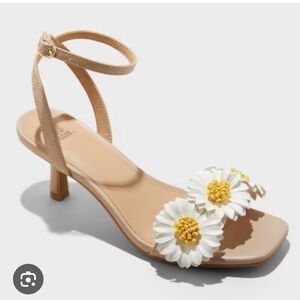 Women's Brianna Daisy Ankle Strap Heels Beige Sandals 9.5 Wild Fable